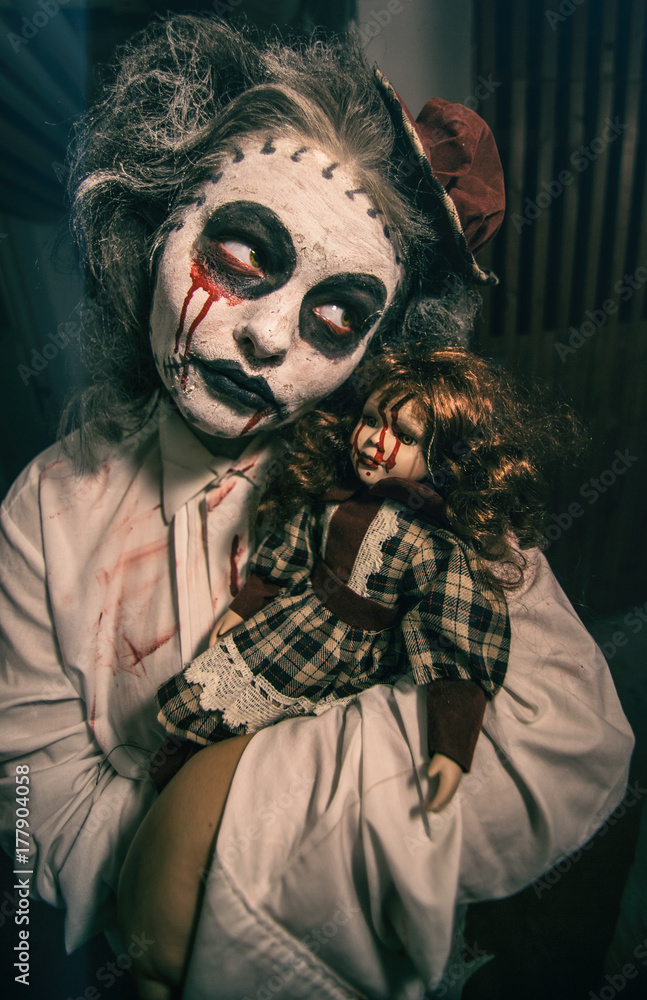 Horror movie scene of a scary woman with bloody doll foto de Stock | Adobe  Stock