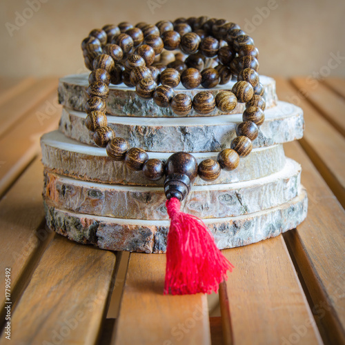 Foto Close up of wood mala beads, traditionally used in prayer and meditation