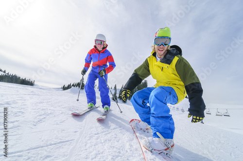 Spass beim alpinen Wintersport auf der Piste