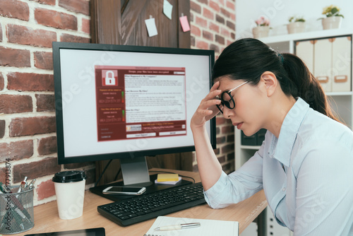 Εκτύπωση καμβά woman finding computer getting virus attack