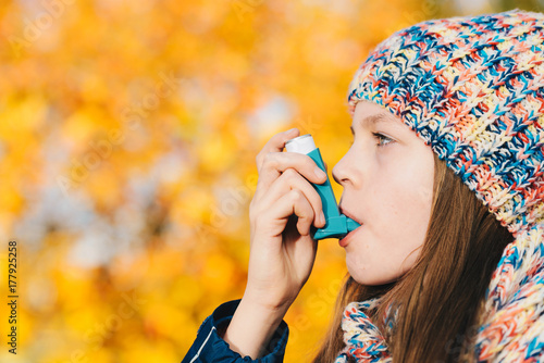 Canvas Print Asthma patient girl inhaling medication for treating shortness of breath and whe