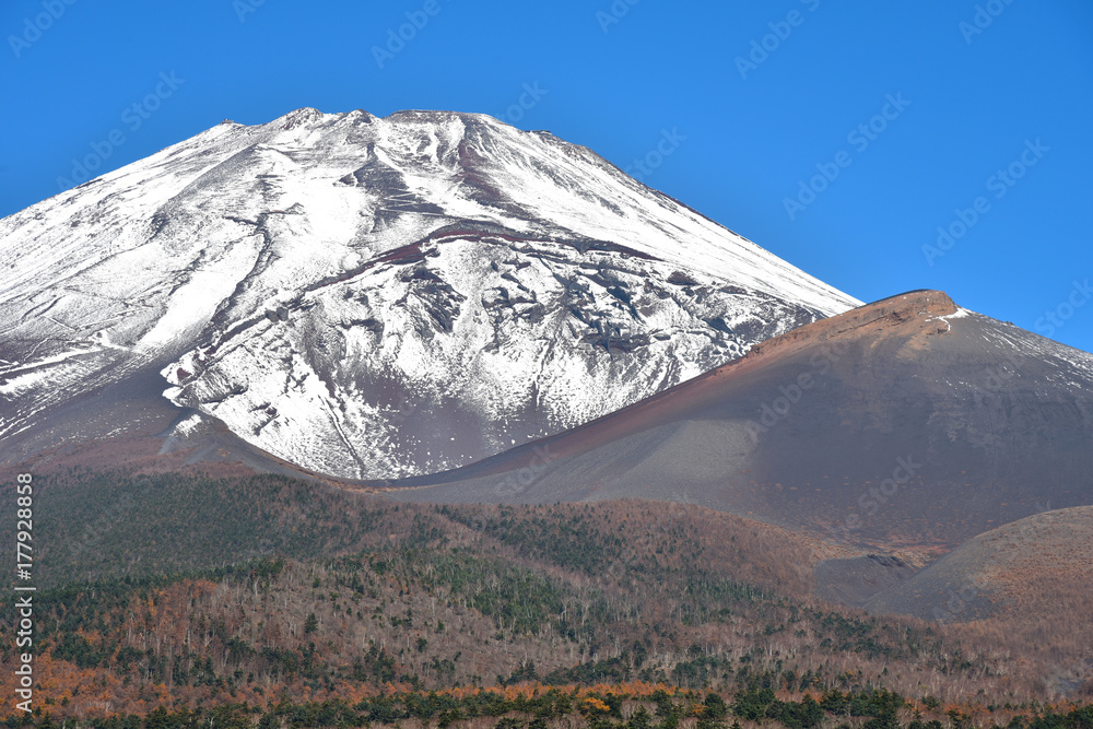 雪化粧の富士山宝永火口