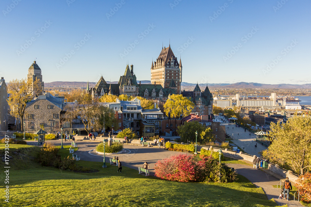 Fototapeta premium Zamek Frontenac w starym mieście Quebec w pięknej jesieni