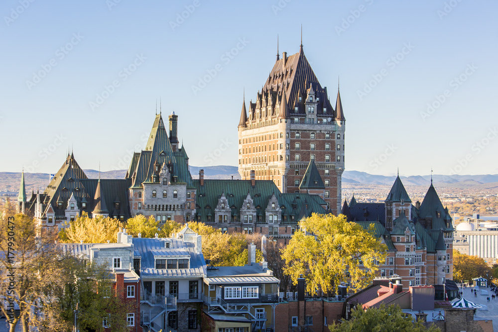 Obraz premium Zamek Frontenac w starym mieście Quebec w pięknej jesieni