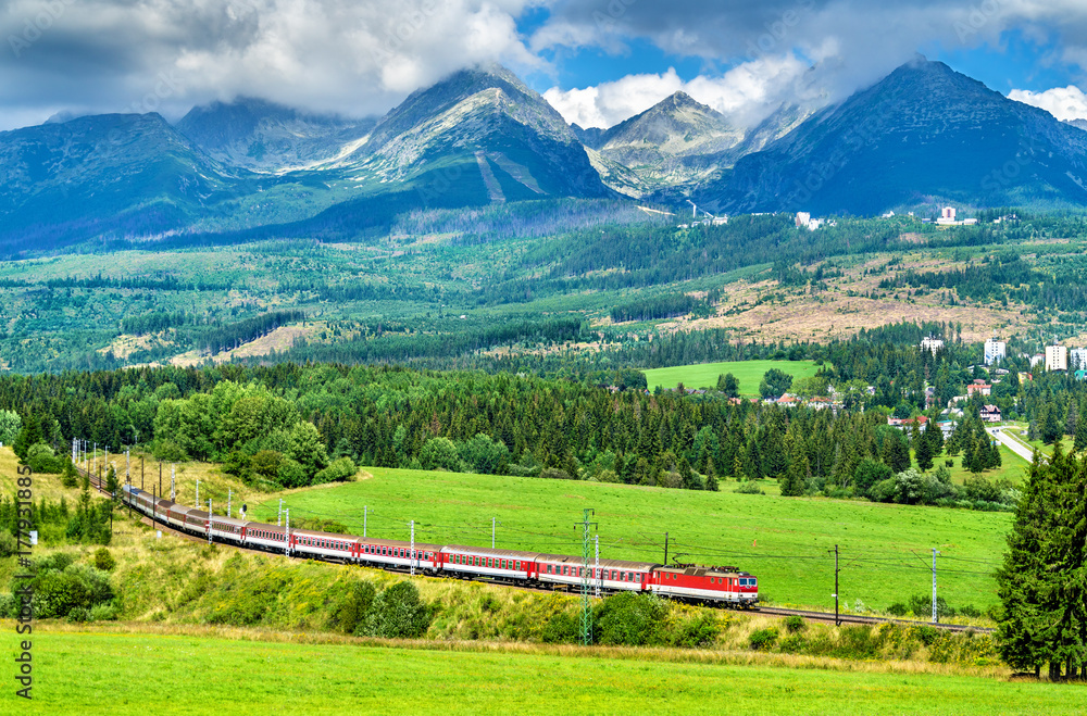 Obraz premium Passenger train in the High Tatra Mountains, Slovakia