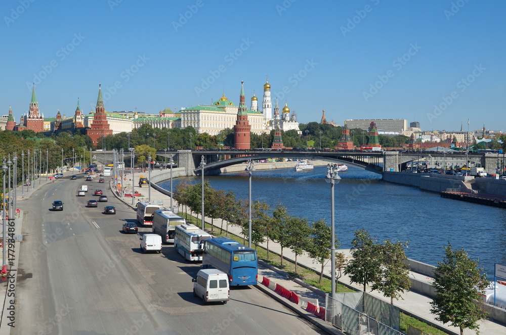 Obraz premium Autumn view on Prechistenskaya embankment and Moscow Kremlin, Moscow, Russia