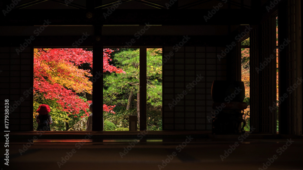 Fototapeta premium Tourists enjoy fall colors at Nanzen-ji, Kyoto
