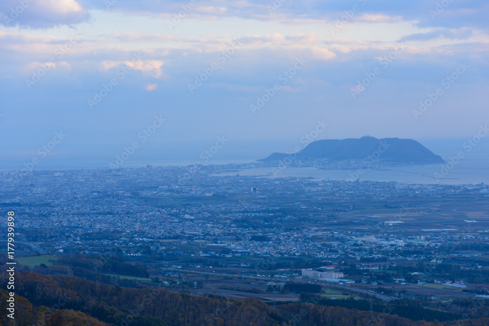 Fototapeta premium 北海道 夕暮れ時の函館 城岱牧場からの風景