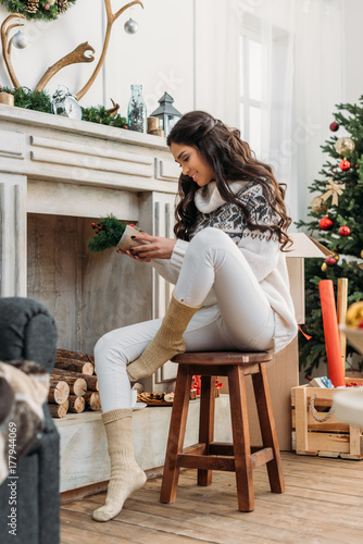 Fotografie woman decorating fireplace for christmas