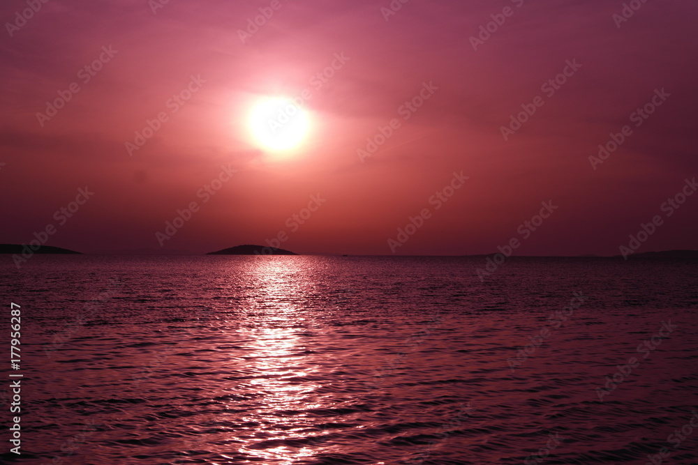 Sonnenuntergang im karibischen Meer Kuba