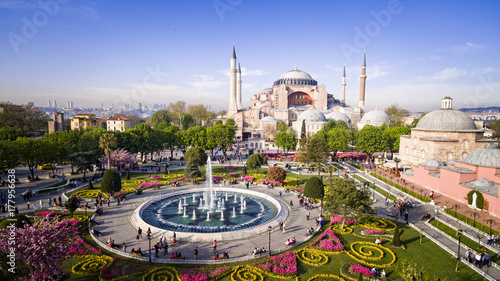 Fotografia Aerial view of Hagia Sophia in Istanbul, Turkey