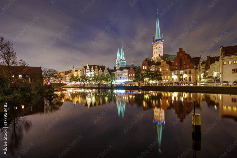 Lübeck Blick am Abend von der Obertravebrücke