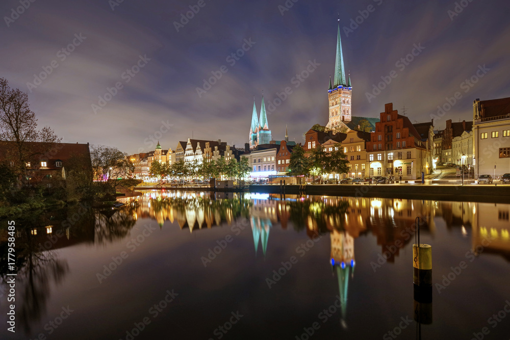 Obraz premium Lübeck Blick am Abend von der Obertravebrücke