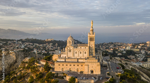 Fotografia Aerial view of Notre-Dame de la Garde, symbol of Marseille