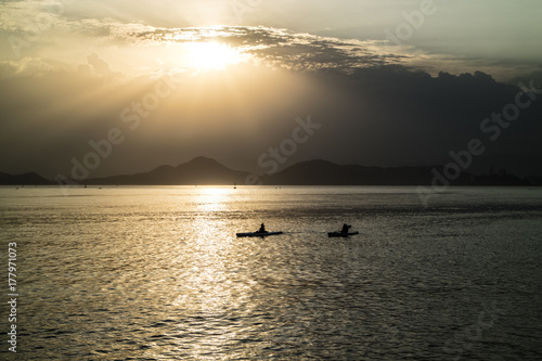 Praticando esporte ao pôr do sol