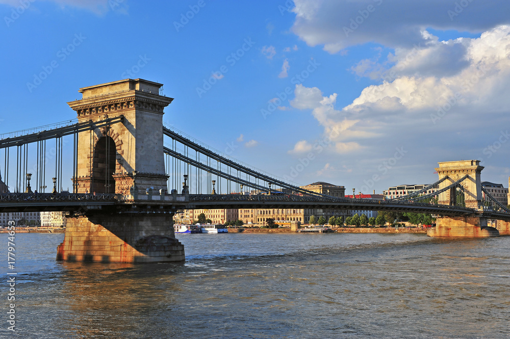 Obraz premium Summer view of Chain bridge and danube river