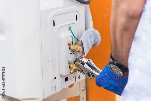 Technician repair and maintenance air conditioner