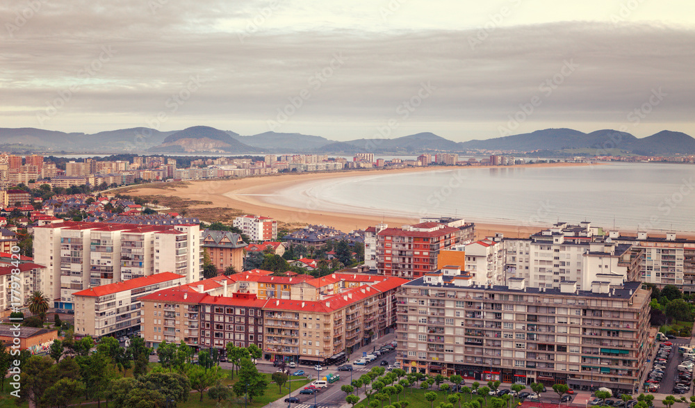 Laredo is a touristy town in Cantabria, the north of Spain, is known for the beach La Salve, it is a 5 km long beach.