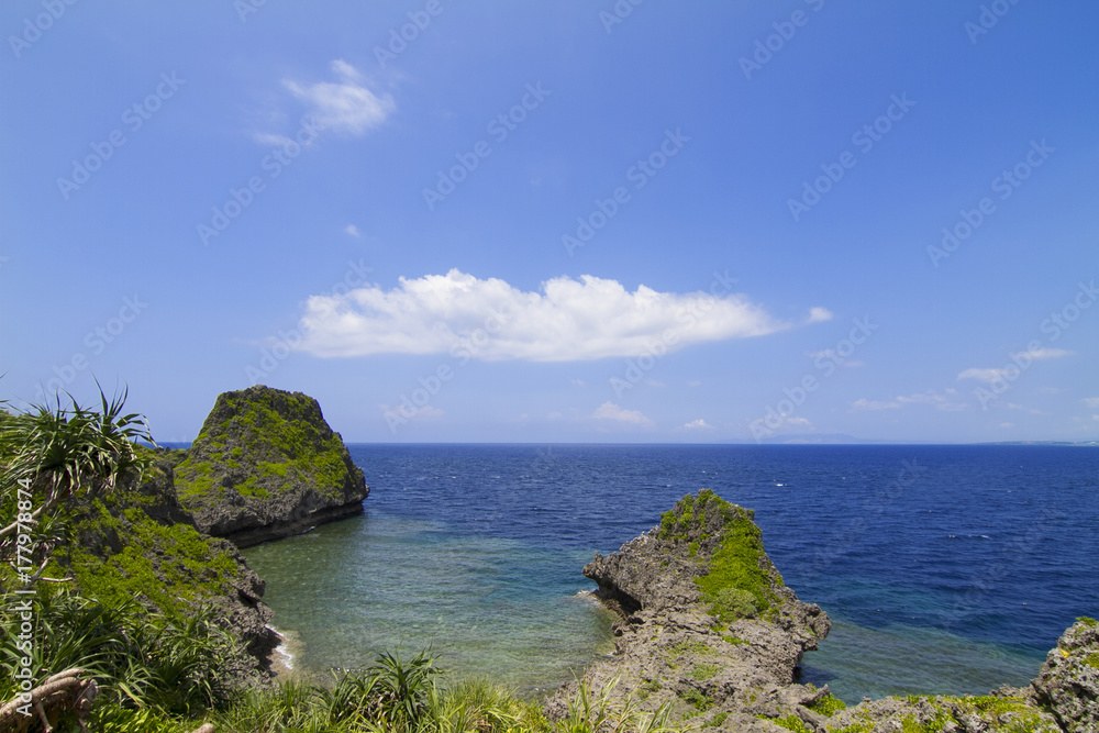 沖縄県恩納村真栄田岬のダイビングスポット青の洞窟