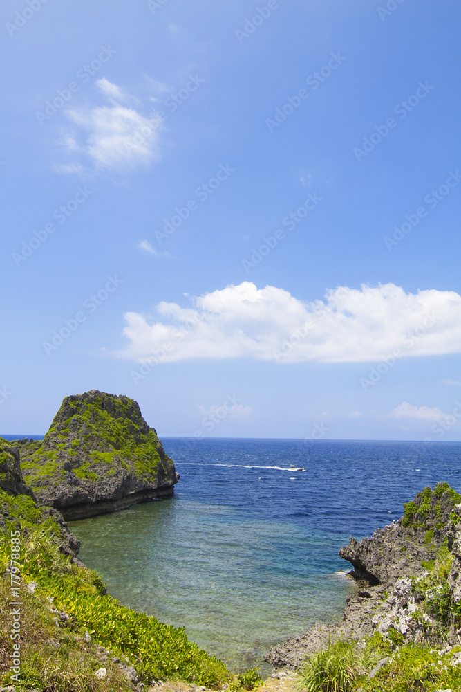 沖縄県恩納村真栄田岬のダイビングスポット青の洞窟