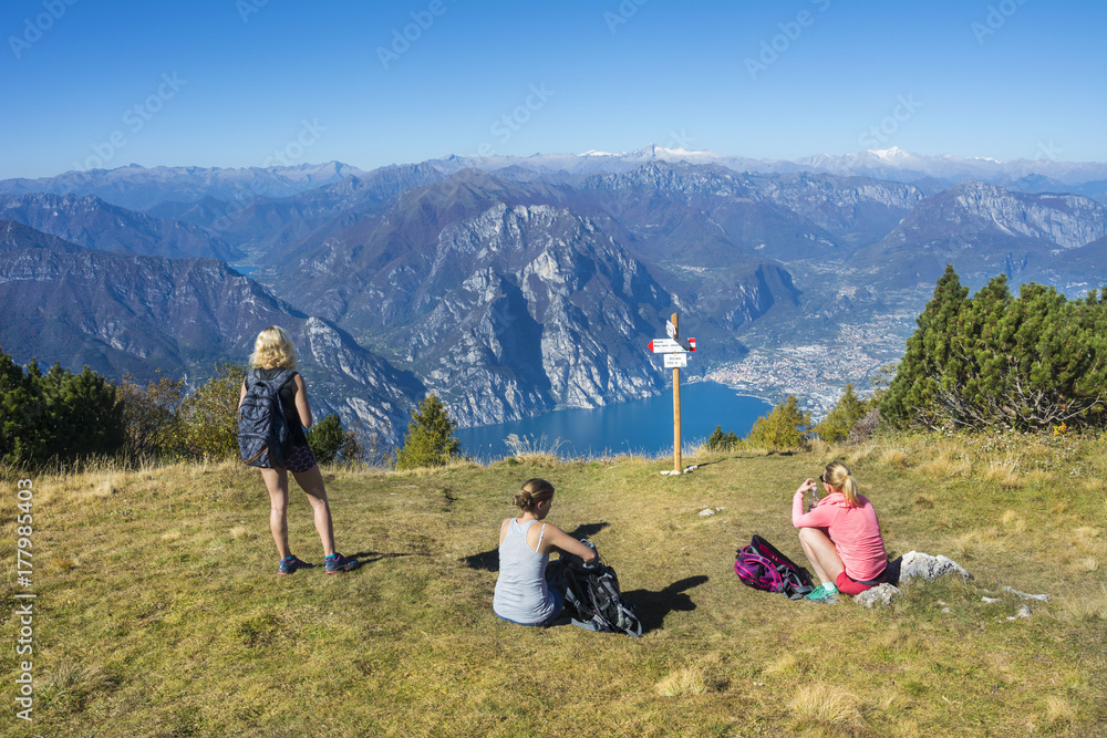 Junge Frauen blicken auf Gardasee Junge Frauen blicken auf Gardasee