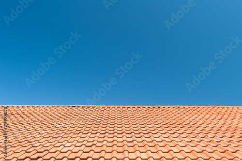 Dach mit blauem Himmel