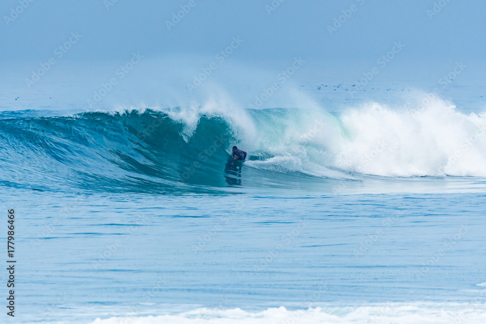 Obraz premium Bodyboarder surfing ocean wave