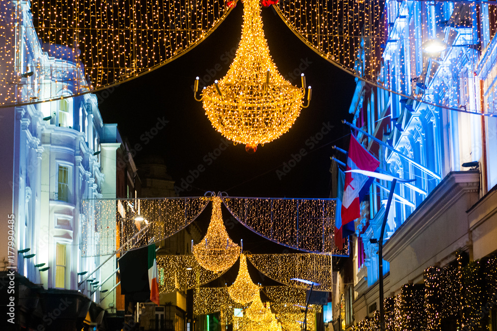 Fototapeta premium Grafton Street w Dublinie, świąteczne światła. Napis „Nollaig Shona Duit” to w języku irlandzkim „Wesołych Świąt”.