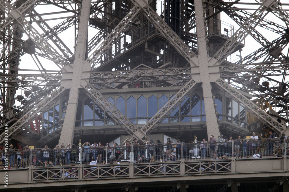Fototapeta premium Zoom sur l'étage de la Tour Eiffel