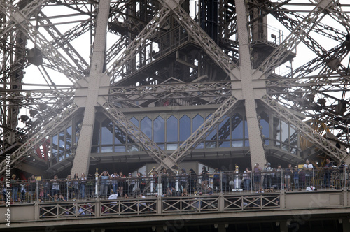 Zoom sur l'étage de la Tour Eiffel