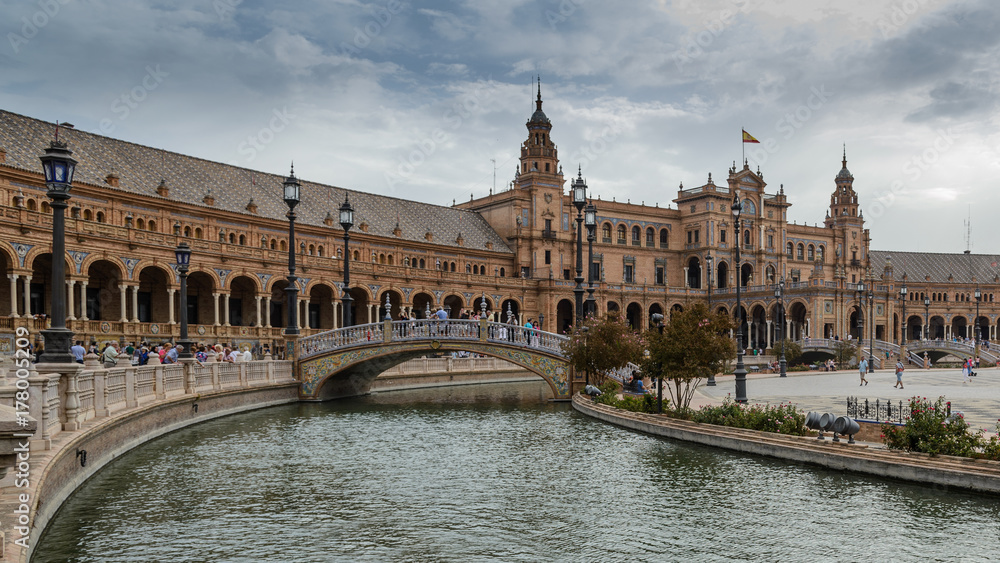 La Plaza de España es un conjunto arquitectónico enclavado en el Parque de María Luisa de la ciudad de Sevilla (España)