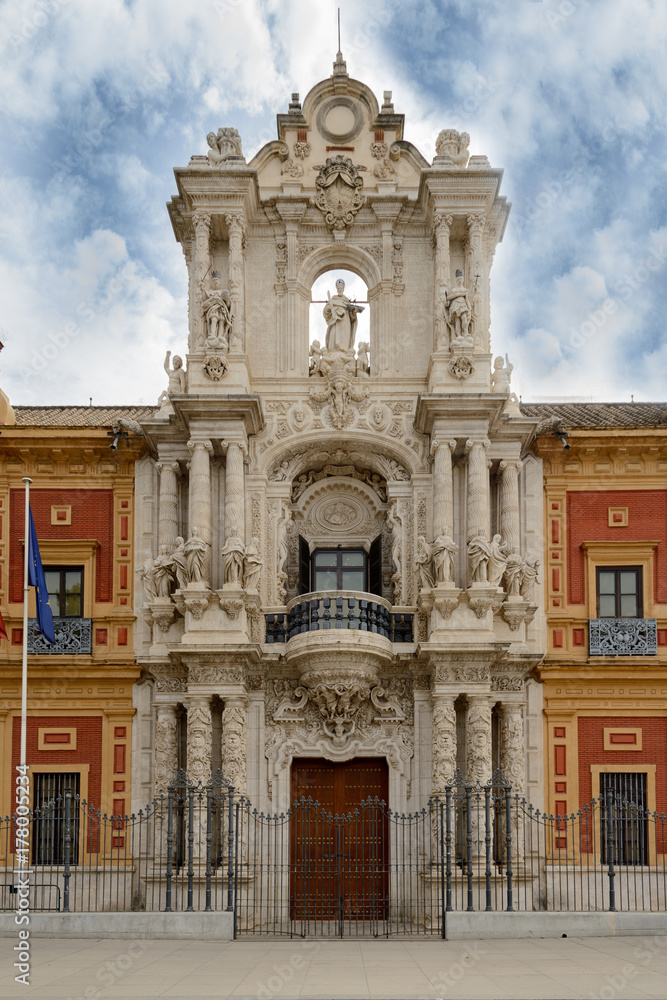Portada de estilo barroco del Palacio de San Telmo, sede de la Presidencia de la Junta de Andalucia en Sevilla, España