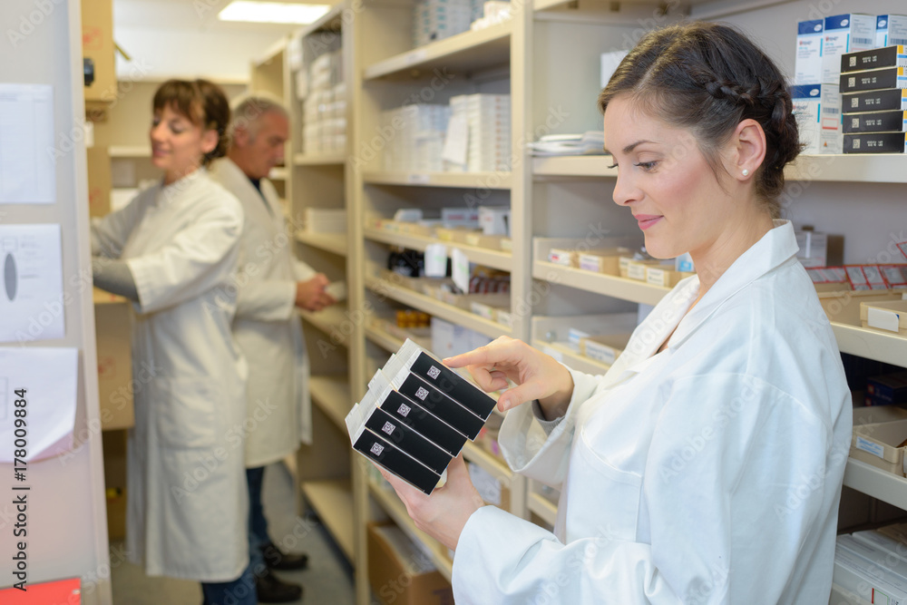 Obraz premium reading the medical label