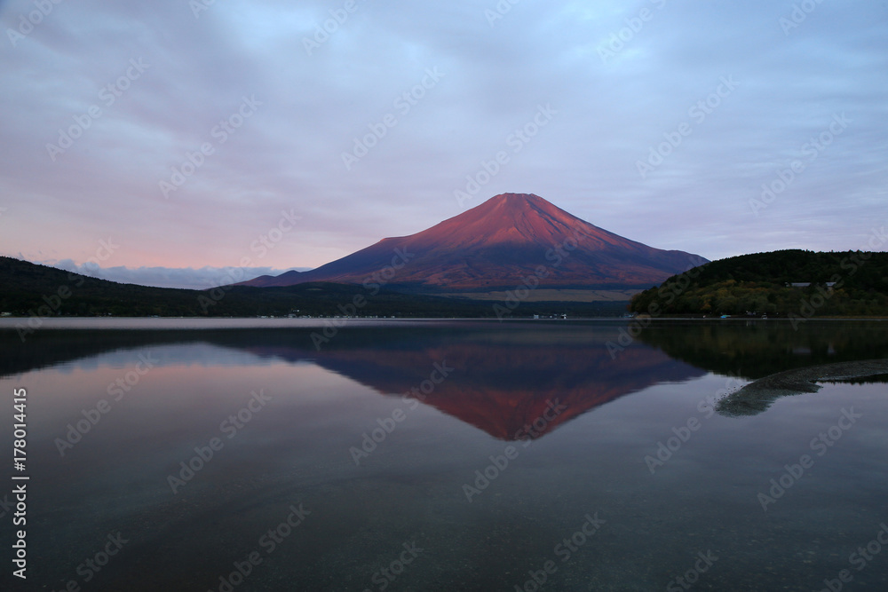 山中湖の赤富士