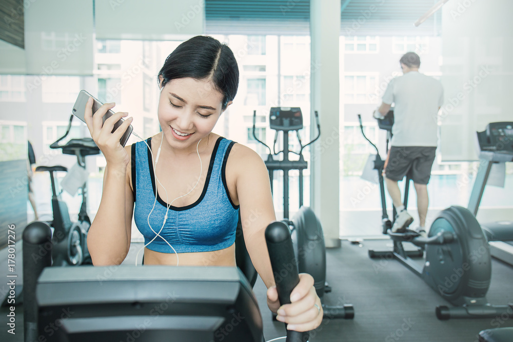 Φωτογραφία Beautiful sporty asian woman listen to music from smartphone with app running on