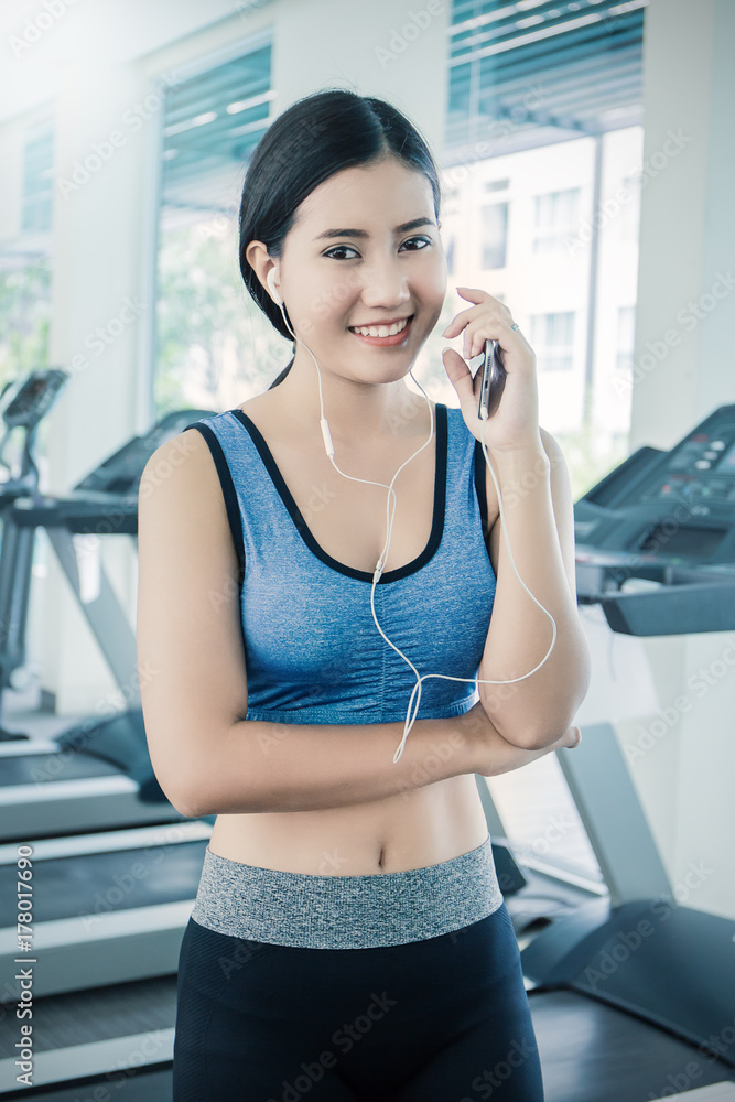 Φωτογραφία Beautiful sporty asian woman listen to music from smartphone with app running on