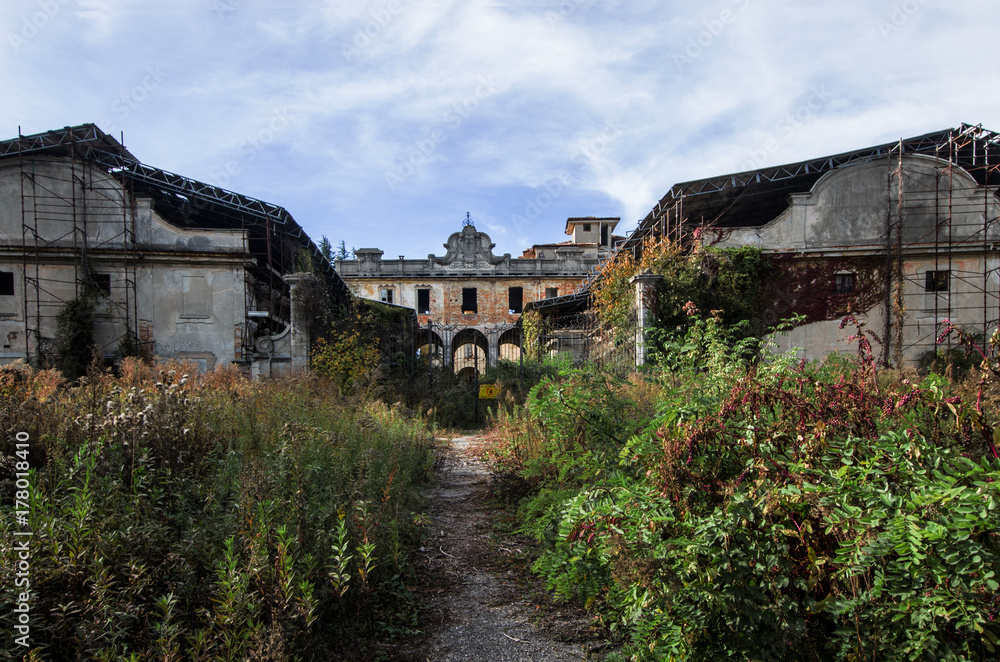 Dangerous palace with unsalted garden Dangerous palace with unsalted garden