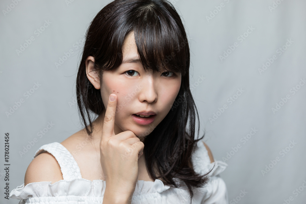 肌荒れを気にする女性
肌荒れを気にする女性
