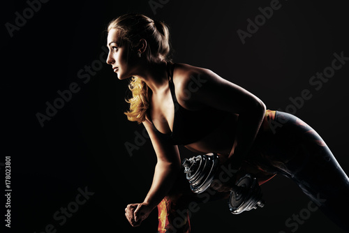 Fototapeta Naklejka Na Ścianę i Meble -  training biceps girl