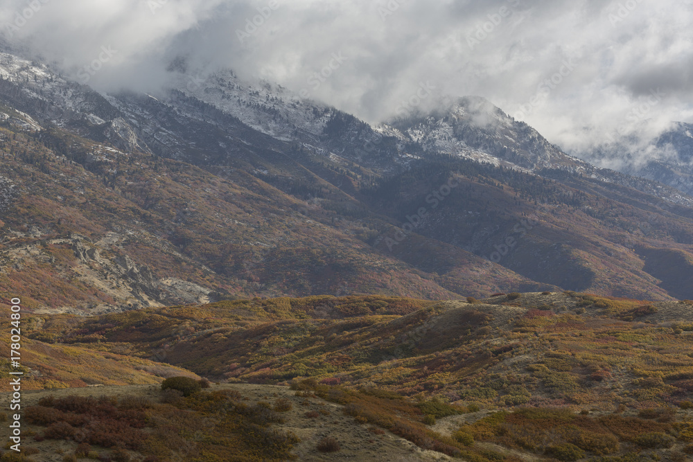 Fototapeta premium Utah fall mountain with snow on top