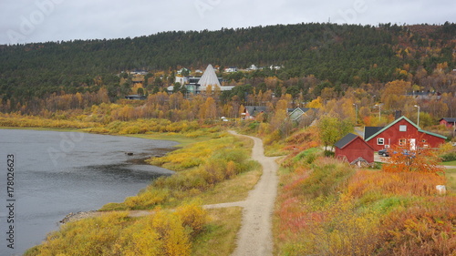 Foto Karasjok village center lying on the banks of Tana River, the Sami Parliament in