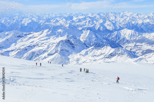 Skifahrer auf einem Gletscher im Hochgebirge © ARochau