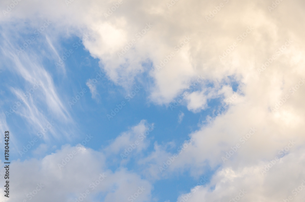 Obraz premium White clouds on blue sky