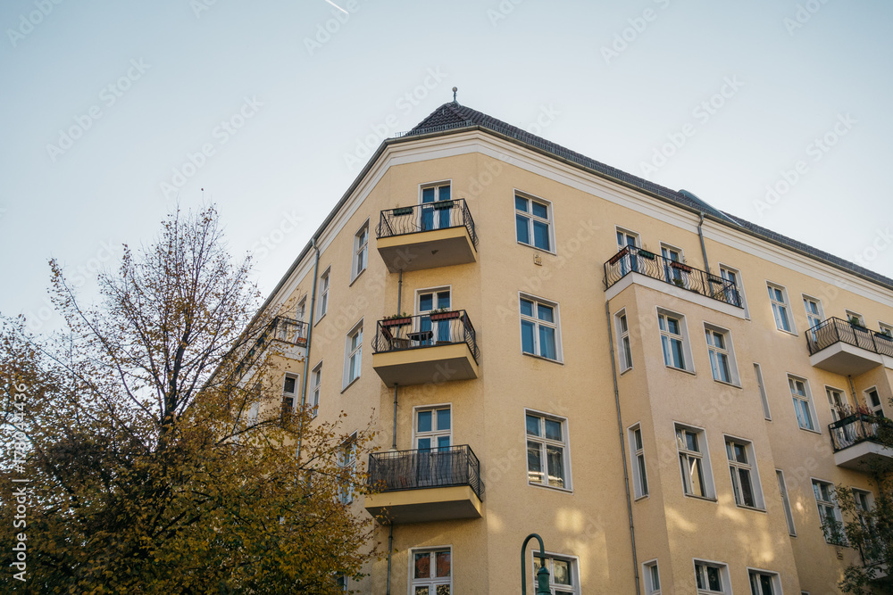 Fototapeta premium orange corner building with clean sky