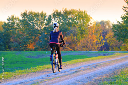 Fototapeta Naklejka Na Ścianę i Meble -  Cycling, mountain bikeing woman