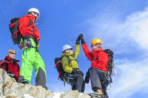 Alpinisten freuen sich über den gelungenen Gipfelsturm