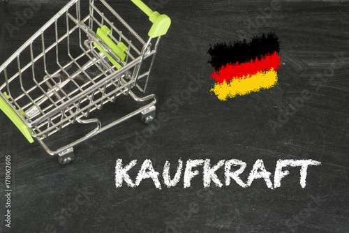 Ein Einkaufswagen und die Kaufkraft in Deutschland