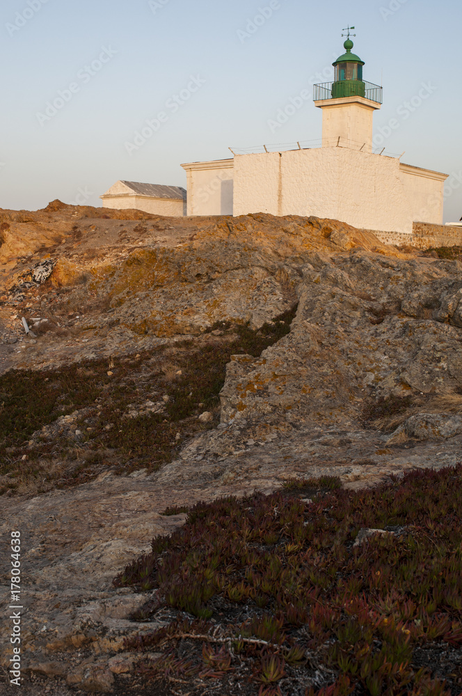 Corsica, 30/08/2017: tramonto al Faro della Pietra, inaugurato nel 1857 sulla cima dell'Isola della Pietra, il promontorio roccioso di Isola Rossa, famosa città dell'Alta Corsica