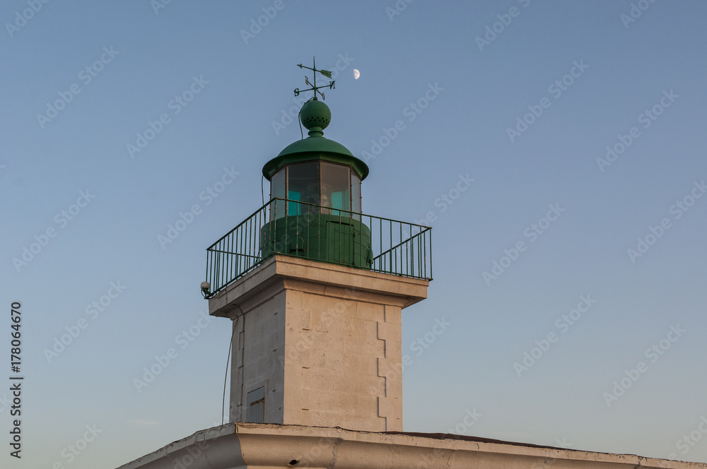 Corsica, 30/08/2017: tramonto al Faro della Pietra, inaugurato nel 1857 sulla cima dell'Isola della Pietra, il promontorio roccioso di Isola Rossa, famosa città dell'Alta Corsica Corsica, 30/08/2017: tramonto al Faro della Pietra, inaugurato nel 1857 sulla cima dell'Isola della Pietra, il promontorio roccioso di Isola Rossa, famosa città dell'Alta Corsica