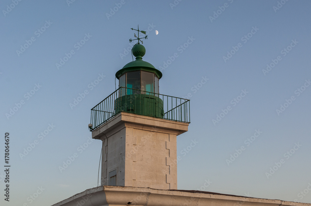 Corsica, 30/08/2017: tramonto al Faro della Pietra, inaugurato nel 1857 sulla cima dell'Isola della Pietra, il promontorio roccioso di Isola Rossa, famosa città dell'Alta Corsica